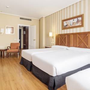 Standard dreibettzimmer Hotel ILUNION Alcora Sevilla